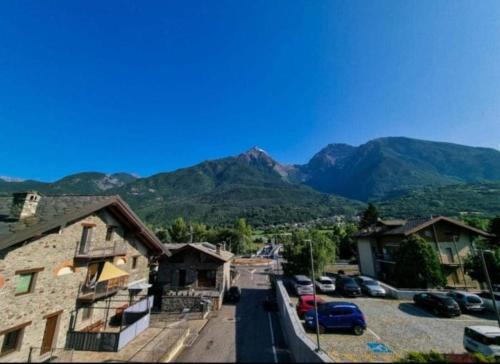 Una vista de un pueblo con montañas al fondo. en Borgo Emilius - CIR 0053, en Villefranche