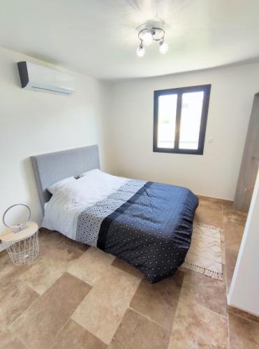 - une chambre avec un lit doté d'une couverture bleue dans l'établissement Chez ilhem, à Saint-Maurice-dʼArdèche