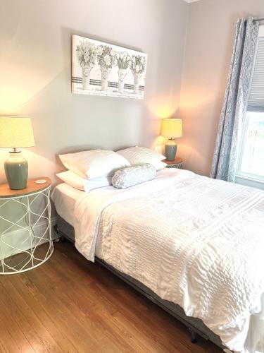 Cama o camas de una habitación en Downtown Gem- Walking Distance to Newton Square