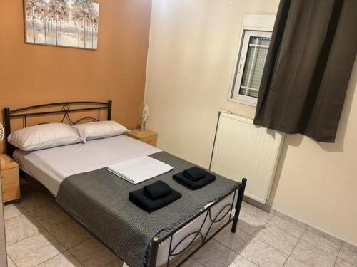 a bedroom with a bed with two towels on it at Mano's house 15 minutes from the airport in Artemida