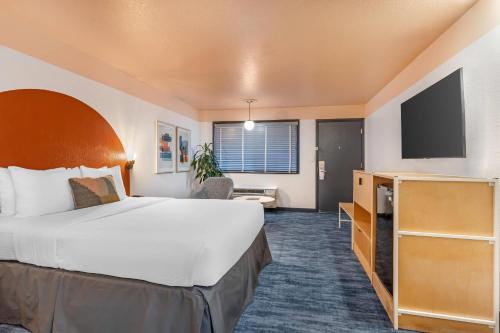 The Sandman Santa Rosa Sonoma, an Ascend Collection Hotelにあるベッド