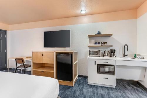 The Sandman Santa Rosa Sonoma, an Ascend Collection Hotelにあるキッチンまたは簡易キッチン