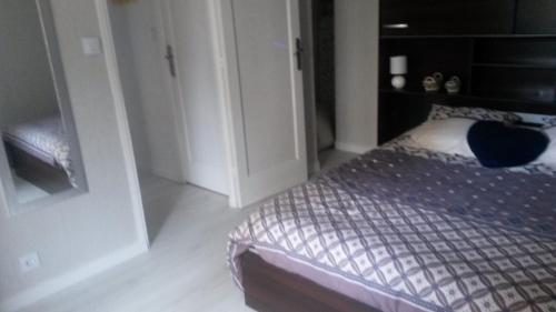 une chambre avec un lit avec une couette noire et blanche dans l'établissement appartement alexandre III Cannes, à Cannes