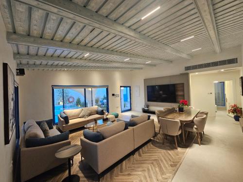 a large living room with couches and a table at شاليهات كريستال فيوز in Quai