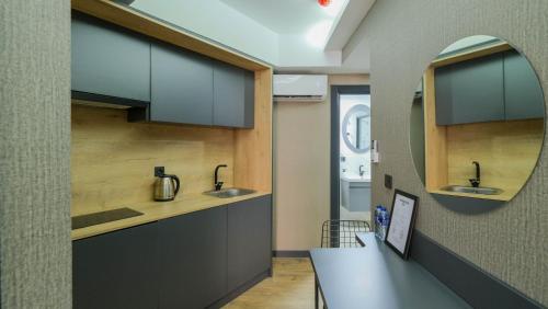 Dapur atau dapur kecil di Nomad Hub Istanbul Suit