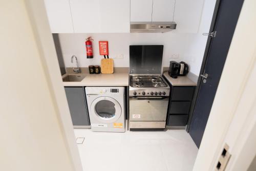 Küche/Küchenzeile in der Unterkunft Fantastic Studio in the heart of Sharjah by Stay Bnb
