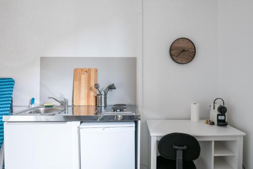 une cuisine avec un évier et un plan de travail dans l'établissement Studio cosy proche Centre ville & Gare, à Amiens