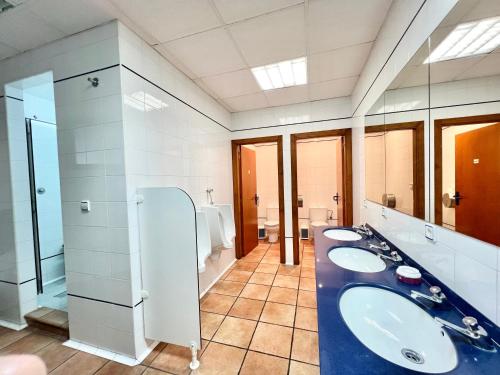 a bathroom with two sinks and a shower at Albergue Urbasa in Eulate