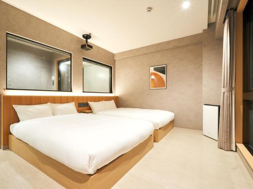 Una cama o camas en una habitación de LACER OKINAWA NAHA TOMARIPORT - Vacation STAY 56981v