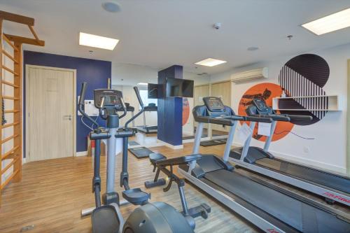a gym with treadmills and ellipticals in a room at Transamerica Fit Jacareí in Jacareí