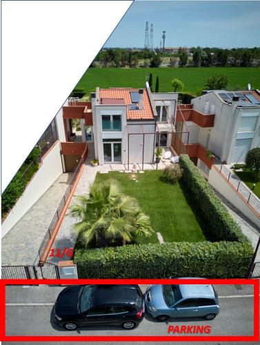 two cars parked in front of a house at Rimini, 4 Camere con Giardino Privato e Parcheggio Gratuito, Relax a 10 Minuti dal Mare in Casalecchio