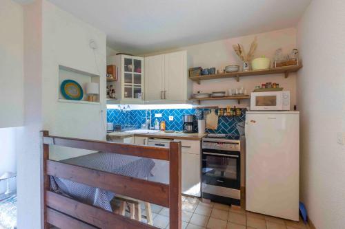 une petite cuisine avec un réfrigérateur et un micro-ondes dans l'établissement Cabana & Triplex Bleu d'Annecy - Lake View, Terrace, à Talloires