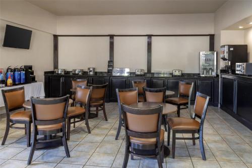 een kamer met stoelen en een bar in een restaurant bij Best Western Heritage Inn in Concord