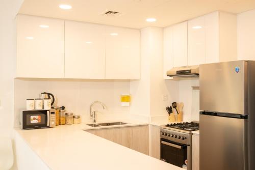 Küche/Küchenzeile in der Unterkunft Fantastic Studio in the heart of Sharjah by Stay Bnb