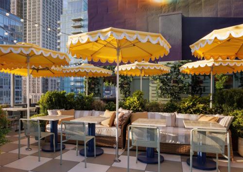 Un restaurante u otro lugar para comer en Arlo NoMad