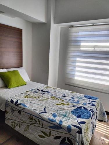 Ένα ή περισσότερα κρεβάτια σε δωμάτιο στο Apartment near the airport with parking