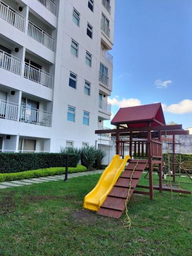 Ο χώρος παιχνιδιού για παιδιά στο Apartment near the airport with parking
