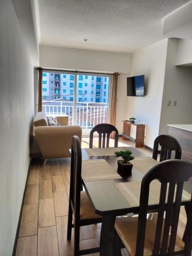 Χώρος καθιστικού στο Apartment near the airport with parking