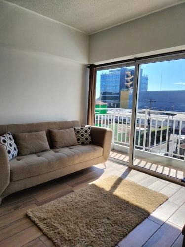 Χώρος καθιστικού στο Apartment near the airport with parking