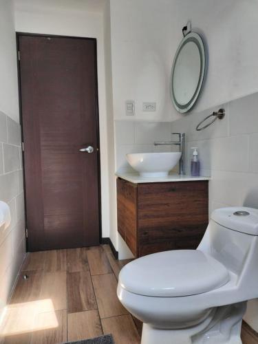 Ένα μπάνιο στο Apartment near the airport with parking