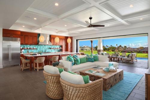 Χώρος καθιστικού στο Hale Nani at Kukui ula - Luxe Family Hideaway with Poolside Living in Poipu