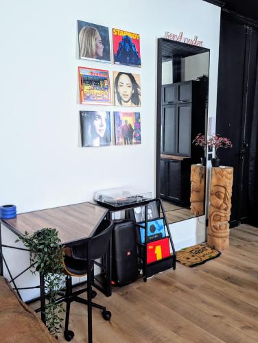 une table et des chaises dans une pièce avec des photos sur le mur dans l'établissement Appartement cosy au coeur du centre historique de Bordeaux, à Bordeaux