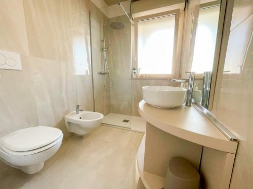 un bagno con wc, lavandino e doccia di Mora Suite a Bari