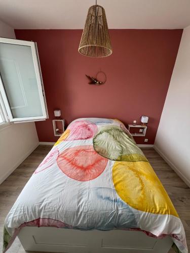 Postel nebo postele na pokoji v ubytování Maison refaite à neuf , 5 min de la mer