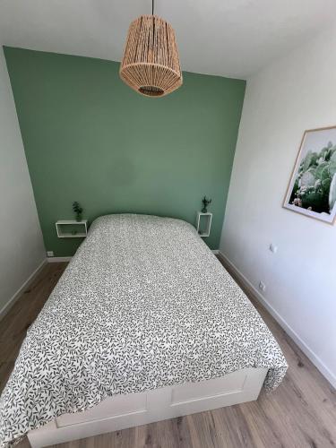 Postel nebo postele na pokoji v ubytování Maison refaite à neuf , 5 min de la mer