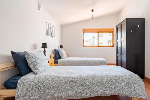 una camera da letto con due letti e una finestra di Casa la Baronia a Chulilla