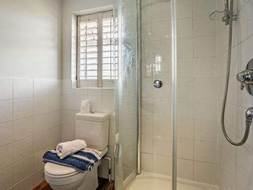 Ένα μπάνιο στο 4 Bed in Seaview 87155