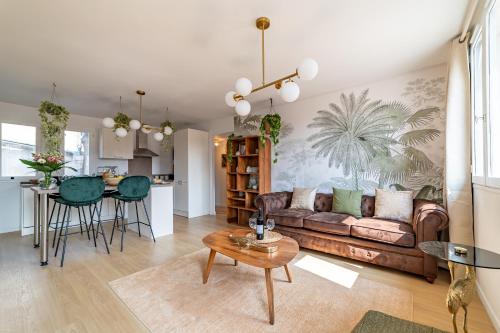 un salon avec un canapé et une table dans l'établissement La Forêt Vierge - Nature Refuge, à Nîmes