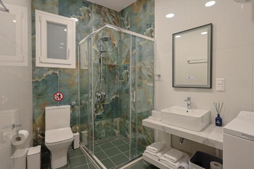 Ένα μπάνιο στο OMEGA - Deluxe Central Apartment by Optimum Link