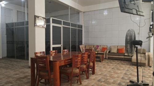 Ruang duduk di Private 4 Story retreat