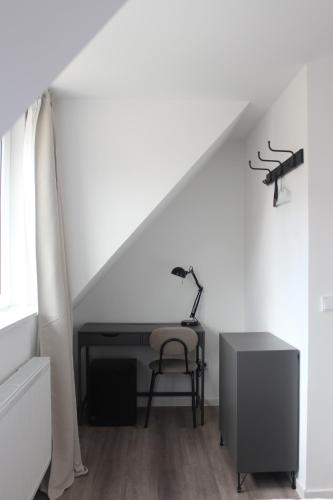 an attic room with a desk and a chair at Boutique Hotel - Celler Altstadt in Celle