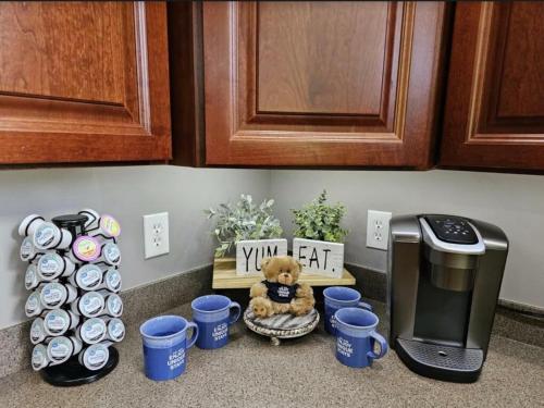 Kuchyň nebo kuchyňský kout v ubytování Lakeshore Retreat with Lake Lanier views & hot tub