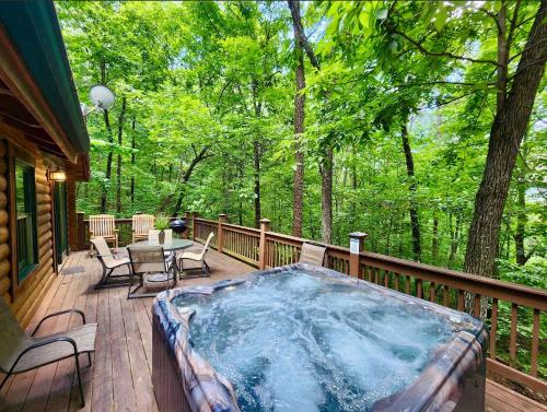 Μπαλκόνι ή βεράντα στο Secluded Getaway with Private Hot Tub