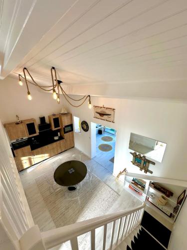 - un salon avec une table dans l'établissement La Villa Delphine, à Vaux-sur-Mer