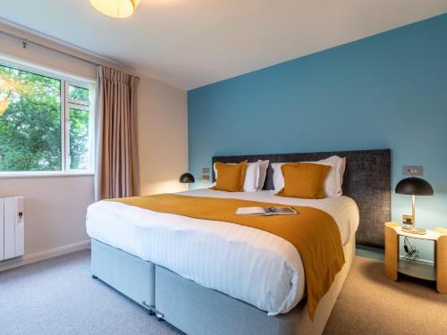 Ένα ή περισσότερα κρεβάτια σε δωμάτιο στο 2 Bed in St. Mellion 87713