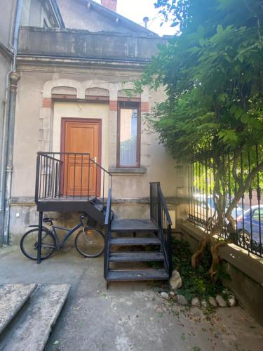 un escalier menant à une maison avec un vélo dans l'établissement Studio centre-ville, à Digne-Les-Bains