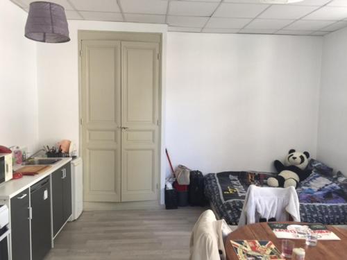 - une cuisine avec un canapé et une table dans une chambre dans l'établissement Studio centre-ville, à Digne-Les-Bains