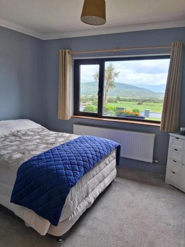 Postel nebo postele na pokoji v ubytování Dingle View Room
