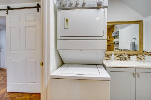 una nevera blanca en una cocina con fregadero en Walk to Valley Park Pet-Friendly SLC Apartment, en Salt Lake City