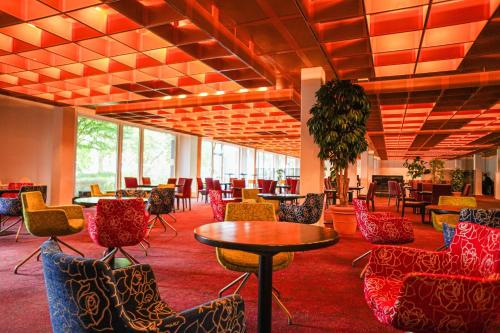 ein Wartezimmer mit bunten Stühlen und einem Tisch in der Unterkunft Bettenburg Hotel & Hostel in Hamburg