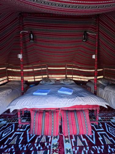 Voodi või voodid majutusasutuse Authentic Desert Camp - Al Wasil toas