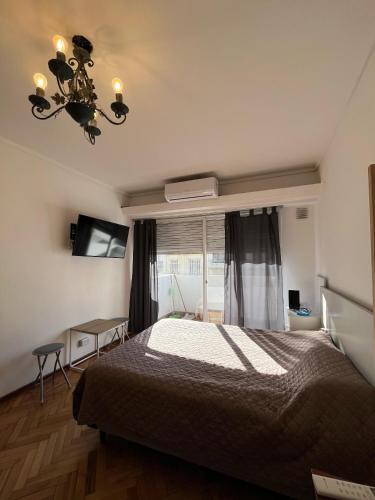 a bedroom with a large bed and a window at Hermoso, con vista al obelisco in Buenos Aires