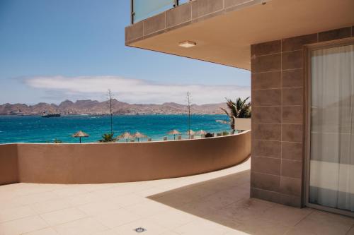 a view of the ocean from a house at Pôr D'Sôl Mindelo in Lazareto