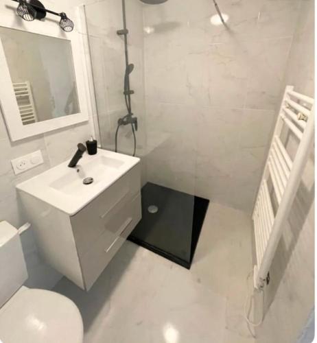 une salle de bain avec un lavabo, des toilettes et un miroir dans l'établissement Maison du bonheur, à Cagnes-sur-Mer
