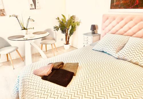 une chambre avec un lit avec un sac à main et une table dans l'établissement Maison du bonheur, à Cagnes-sur-Mer