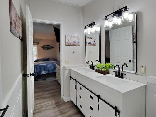 Un baño con dos lavabos y un espejo grande. en Island Club #13, en Put-in-Bay